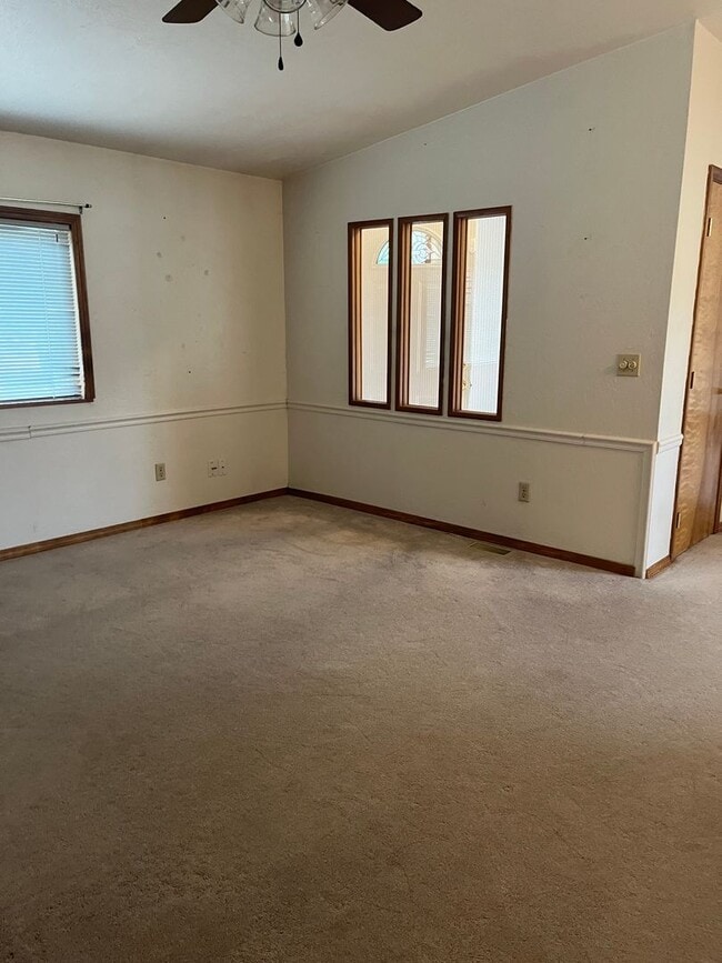 Building Photo - 261 Crest Dr