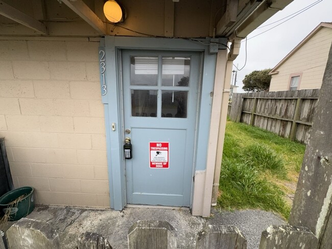 Building Photo - Charming Coastal Living 2 Bed, 1 Bath with...