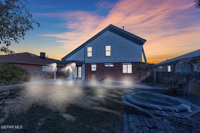 Building Photo - 1049 Desierto Luna St