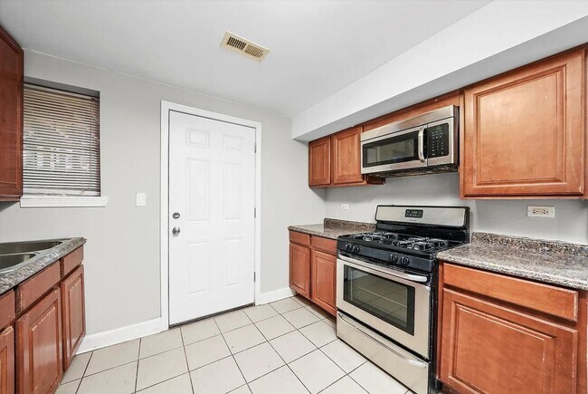 Building Photo - Charming 2BR Garden Unit in Bronzeville