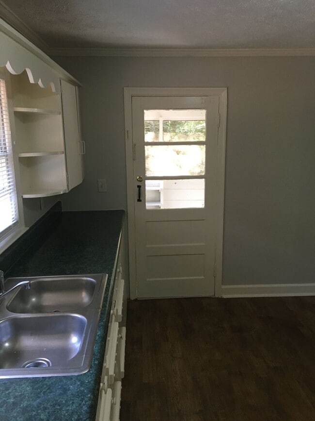 Building Photo - Large 2/1 Home, includes bonus room- Sherwood Forest- $995