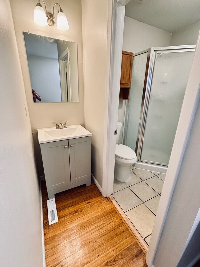 Building Photo - 607 Coach Light Ln