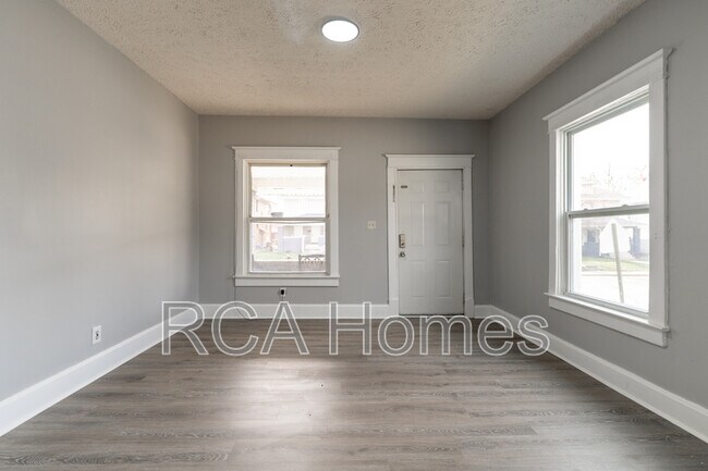 Building Photo - 1035 N Parker Ave