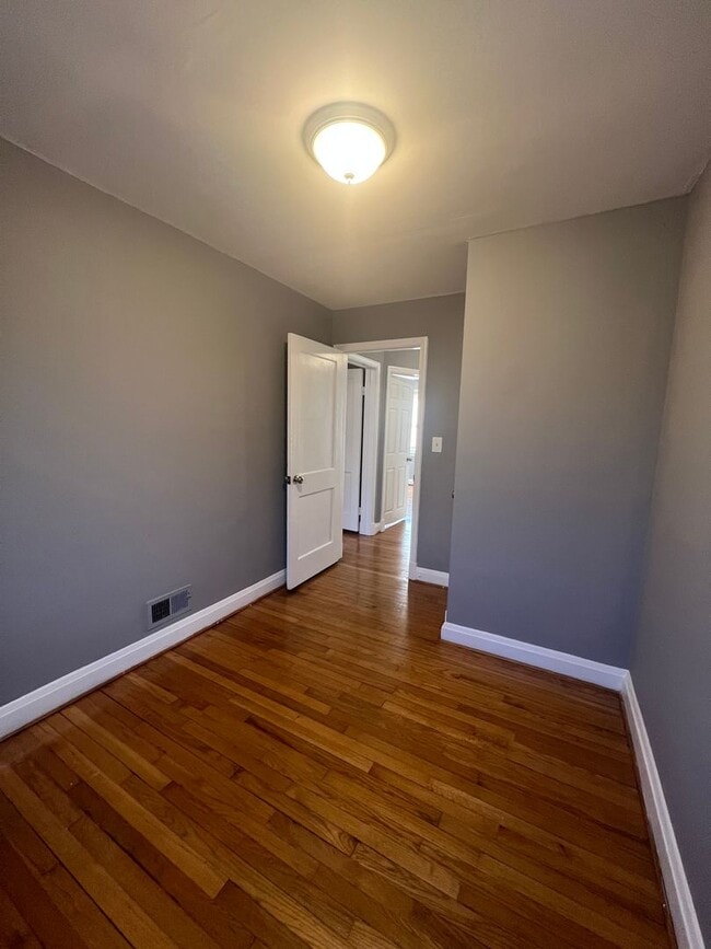 Building Photo - Lovely 3 Bedroom Home in East Baltimore