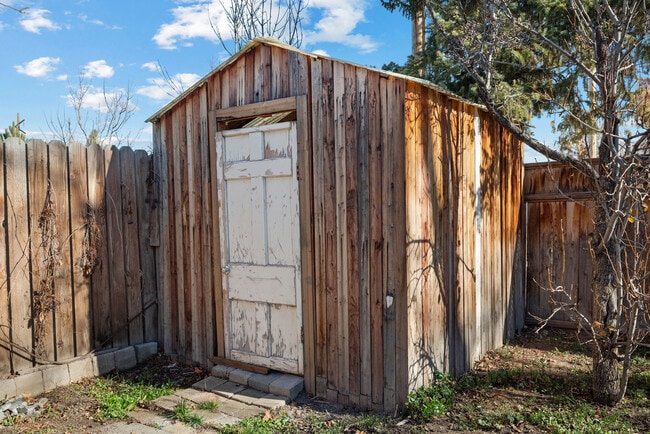 Building Photo - 840 W Montague Ave