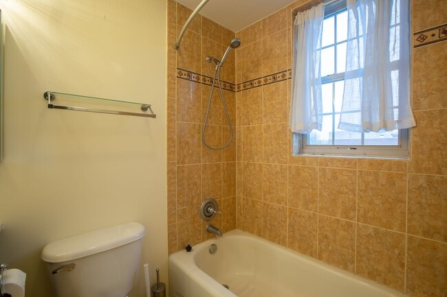 Building Photo - Lovely 1 BR/1 BA Condo in Columbia Heights!