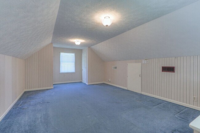 Building Photo - 2303 Friendship Dr