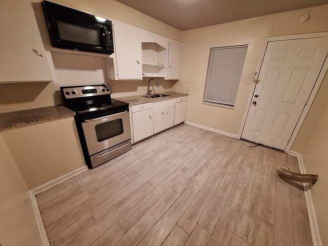 Building Photo - 1518 Victoria St