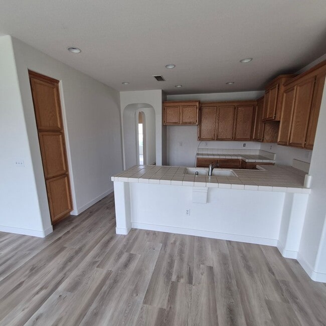 Building Photo - New Flooring throughout; Nice Elk Grove 3 bedroom home! Single story