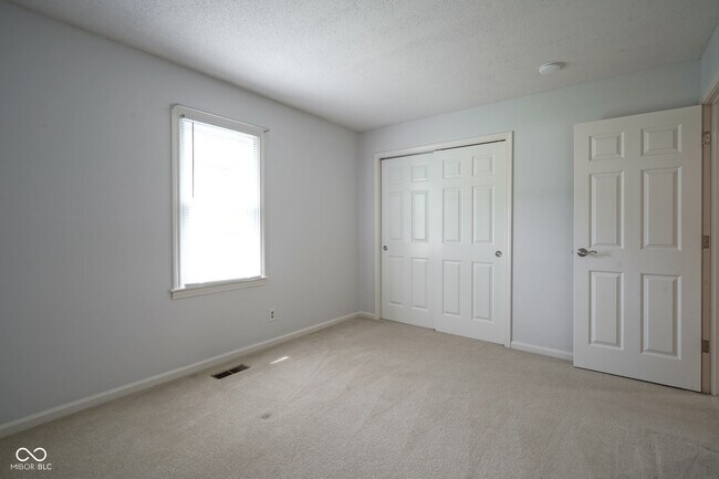 Building Photo - 10924 Lakeshore Dr W