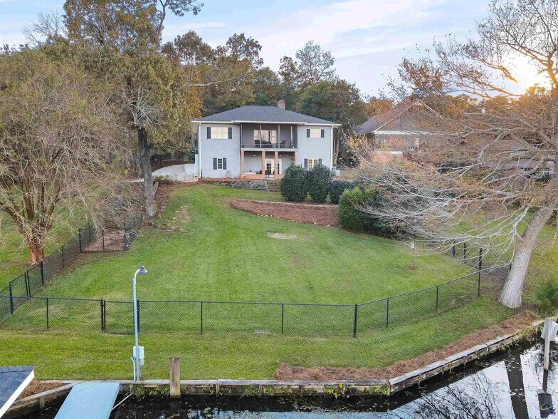 Building Photo - 154 Mossland Dr
