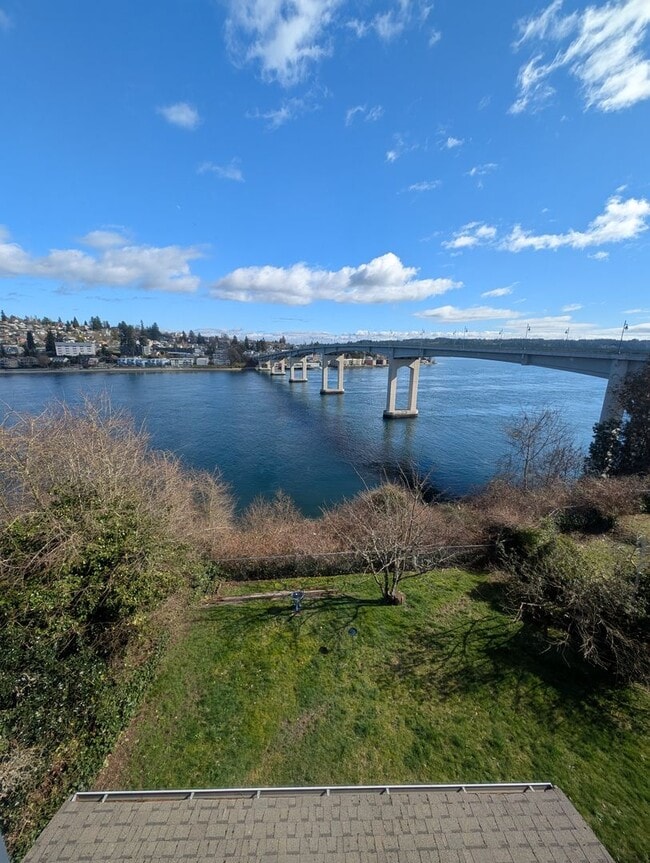 Building Photo - 3 Bedroom Bremerton Charmer with Stunning ...