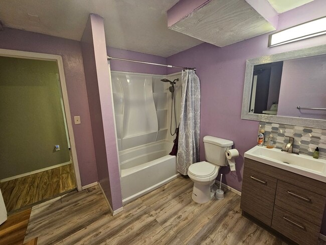 Building Photo - Beautifully Home in the Valley