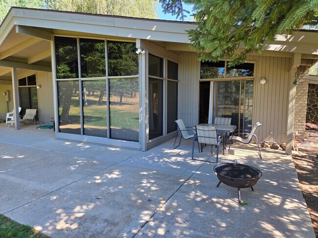 Building Photo - 3500 N Country Club Dr