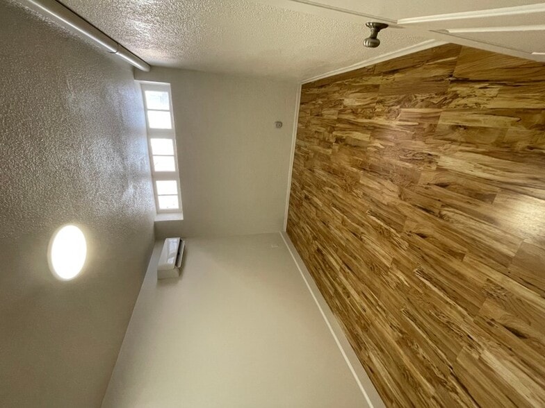 Building Photo - 2730 S Highland Dr