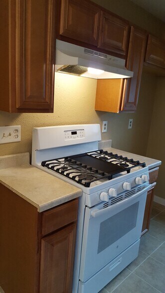 Kitchen - 904 Bret Ln