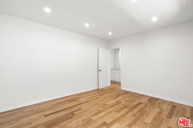 Building Photo - 923 N San Vicente Blvd