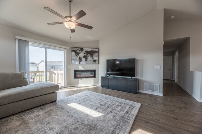 Building Photo - Open-Concept 3-Bedroom with Corner Lot Vie...