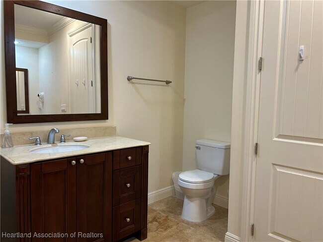 Building Photo - 2351 Lakeview Dr