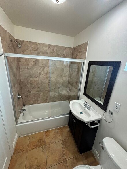 Building Photo - 739 E 79th St