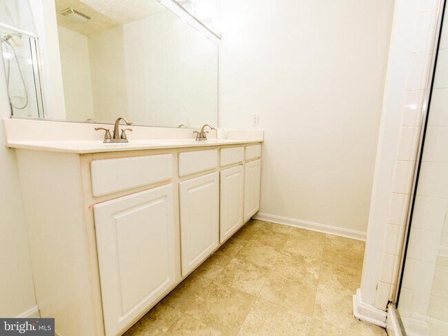 Building Photo - 40 Amberstone Ct