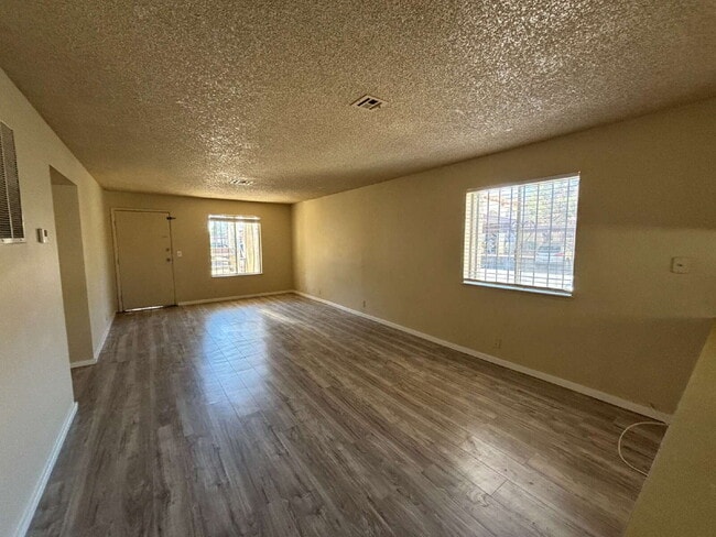 Building Photo - First Floor 2-bed, 2-bath, no carpet here!