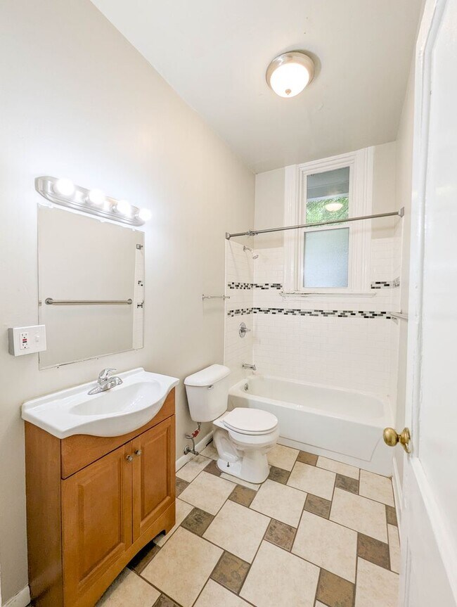 Building Photo - 32 Conklin St