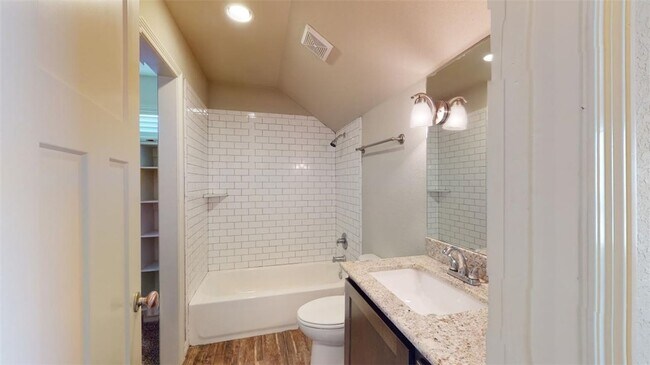 Building Photo - 914 Fairview Ave