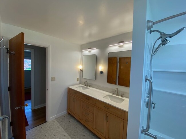 Building Photo - 3 Bedroom 1 Bathroom Available in Springfi...