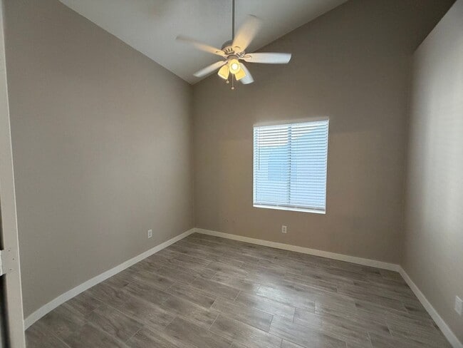 Building Photo - UPDATED BEAUTY IN GARDEN LAKES