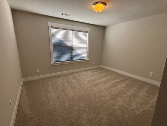 Building Photo - Stunning 5 Bed/4 Bath Home - Water View - ...