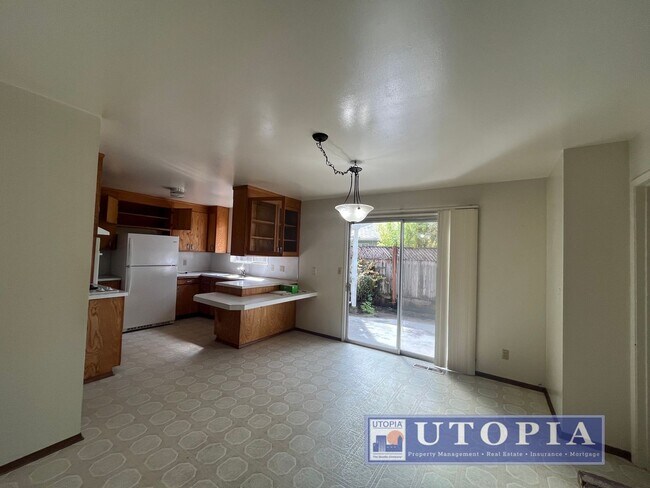 Building Photo - 2 Bed 1 Bath Single Family Home Right Next...