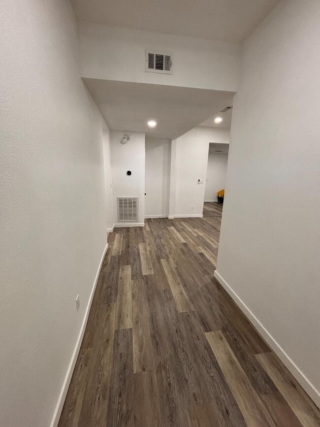 Building Photo - 309 N Allis St