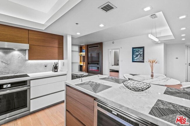 Building Photo - 13700 Marina Pointe Dr