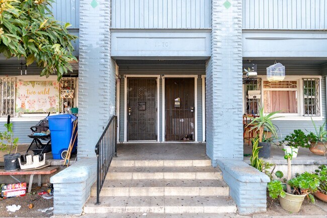 Building Photo - 1070 W Santa Ana Blvd