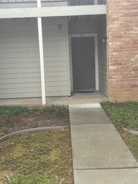 Building Photo - 17401 Red Oak Dr