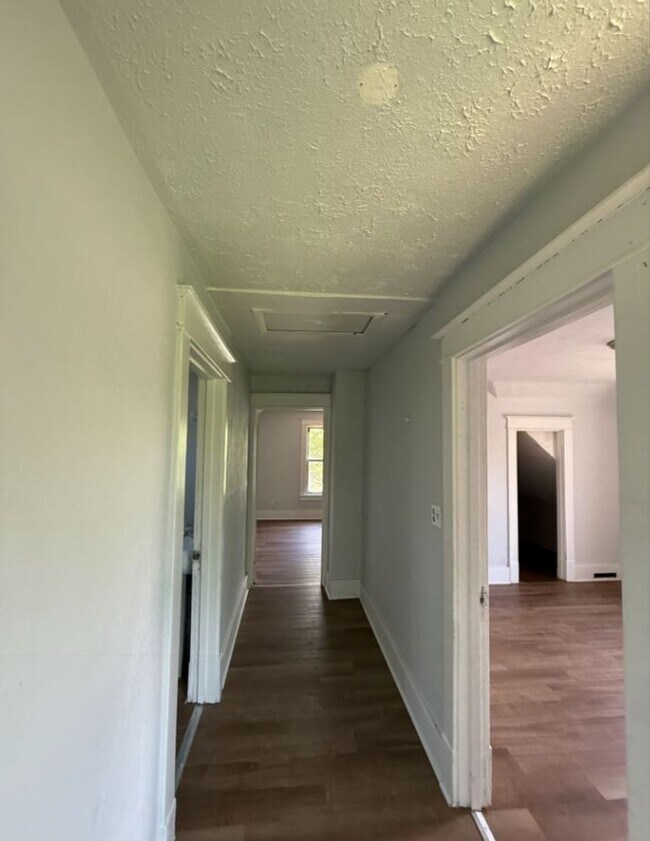 Building Photo - Section 8 Accepted! Spacious Newly Renovat...