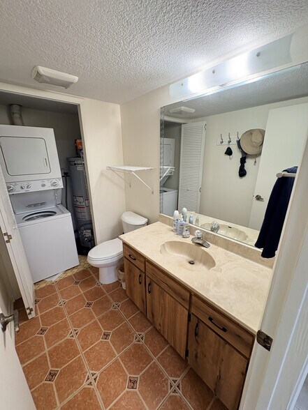 Building Photo - 3810 Saxon Dr