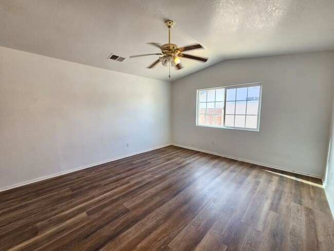 Building Photo - 3 bedroom / 2 bathroom house for RENT!