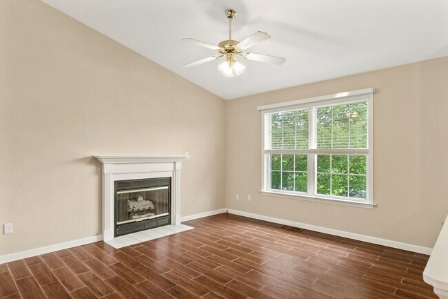 Building Photo - 3 Bed / 3 Bath. Pet Friendly. Easy access ...