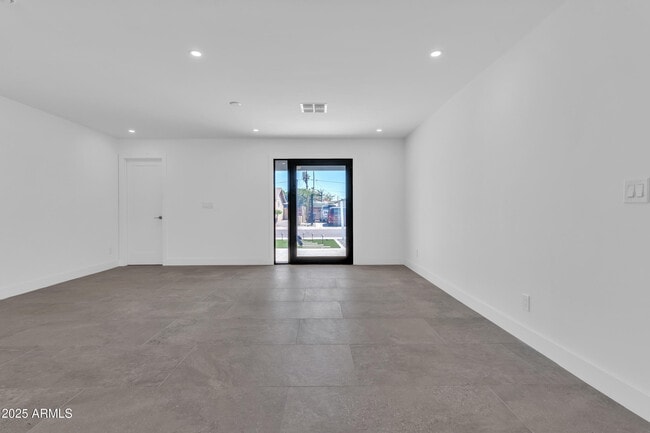 Building Photo - 8430 E Fairmount Ave