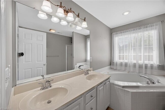 Building Photo - 4018 Berkshire Ct
