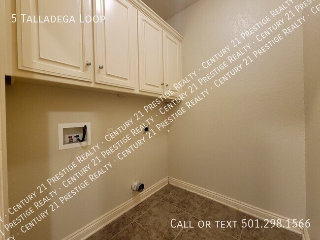 Building Photo - 5 Talladega Loop