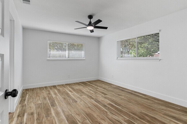 Building Photo - 219 Lakeview Dr