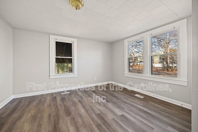 Building Photo - 1127 W 5th Ave