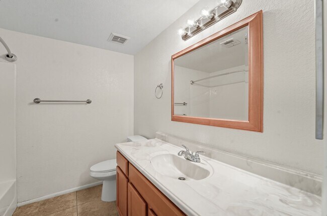 Building Photo - Spacious 3 Bed/2 Bath Home in Lush Crestvi...
