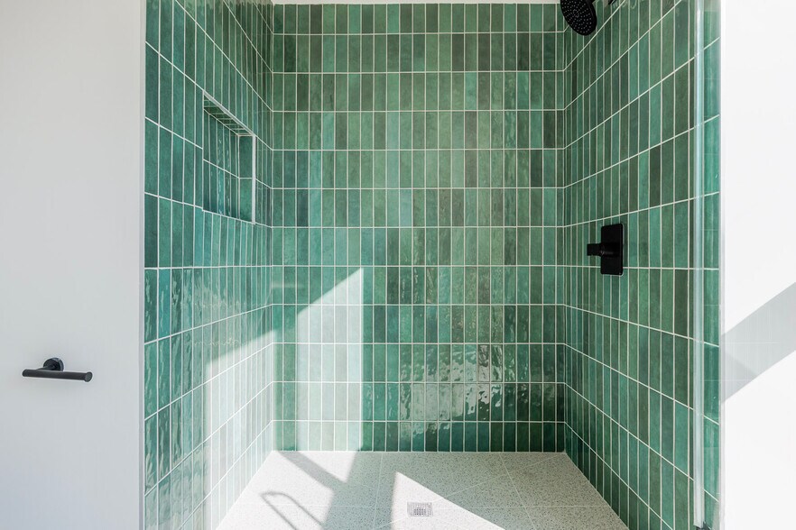 Building Photo - 611 N Virgil Ave