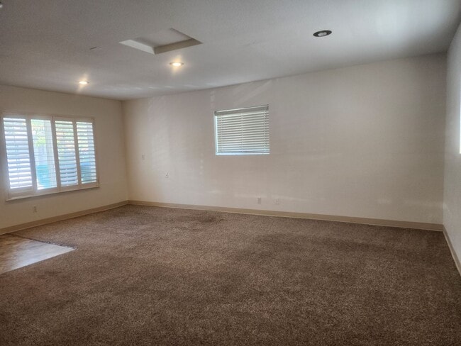 Building Photo - Cute 3 bedroom, 2.5 bath two story home wi...