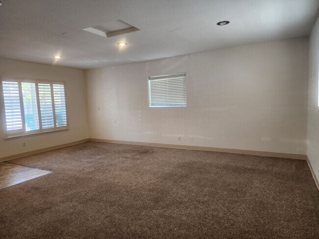 Building Photo - Cute 3 bedroom, 2.5 bath two story home with 1448 sq ft of living space