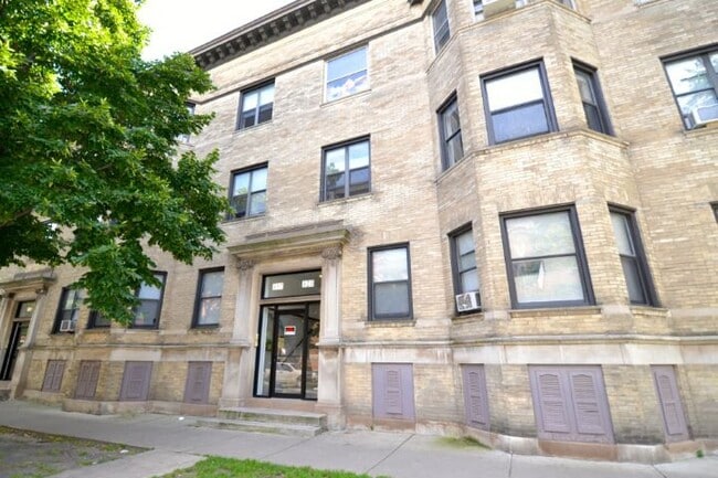 Building Photo - 917 W Waveland Ave
